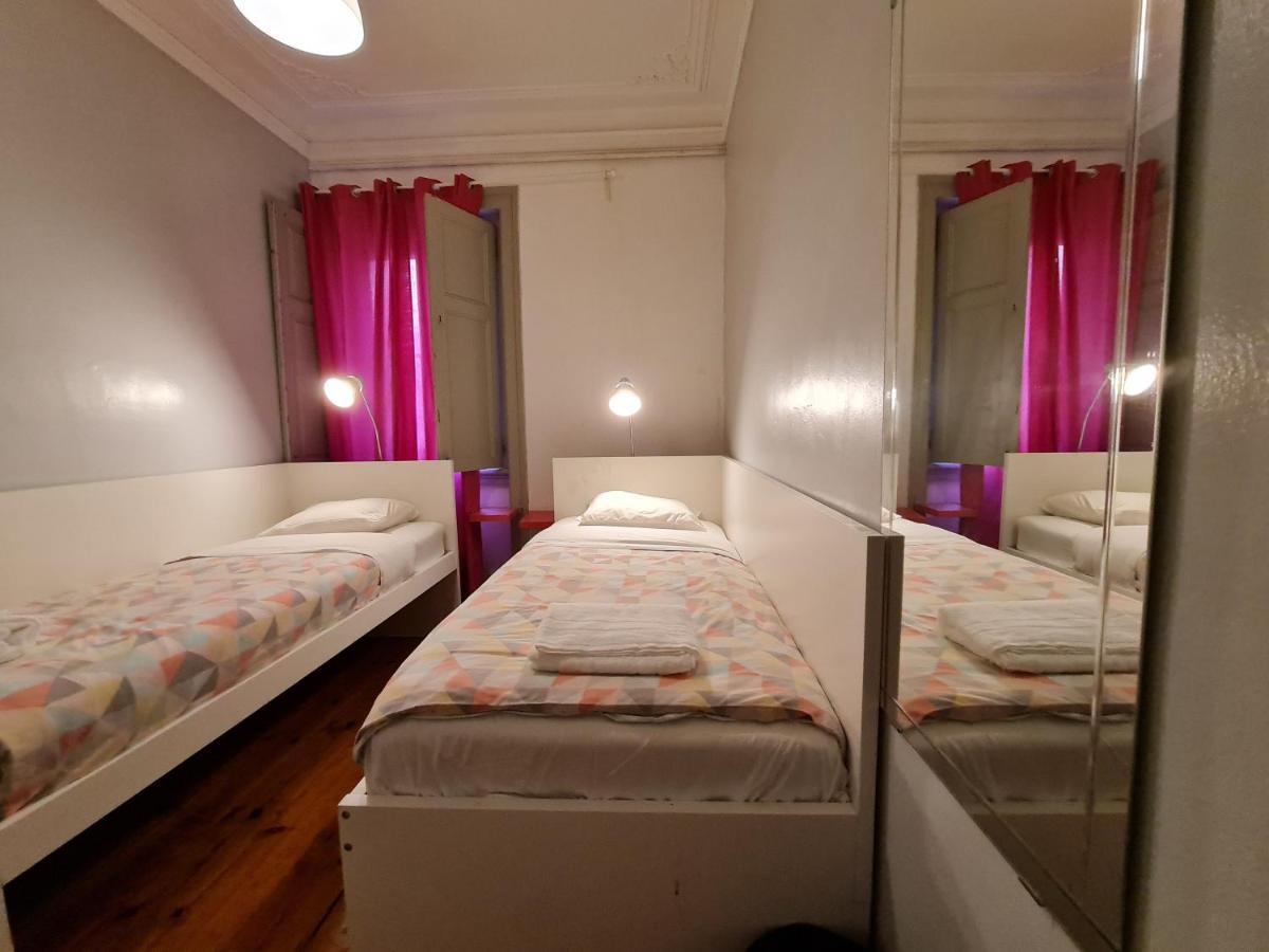 Quarto Econômico com 2 Camas de Solteiro