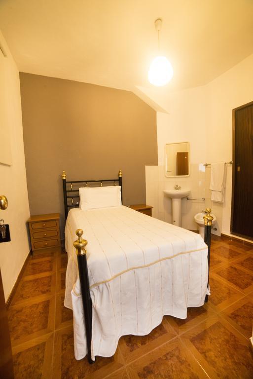 Quarto Individual com Casa de Banho Partilhada