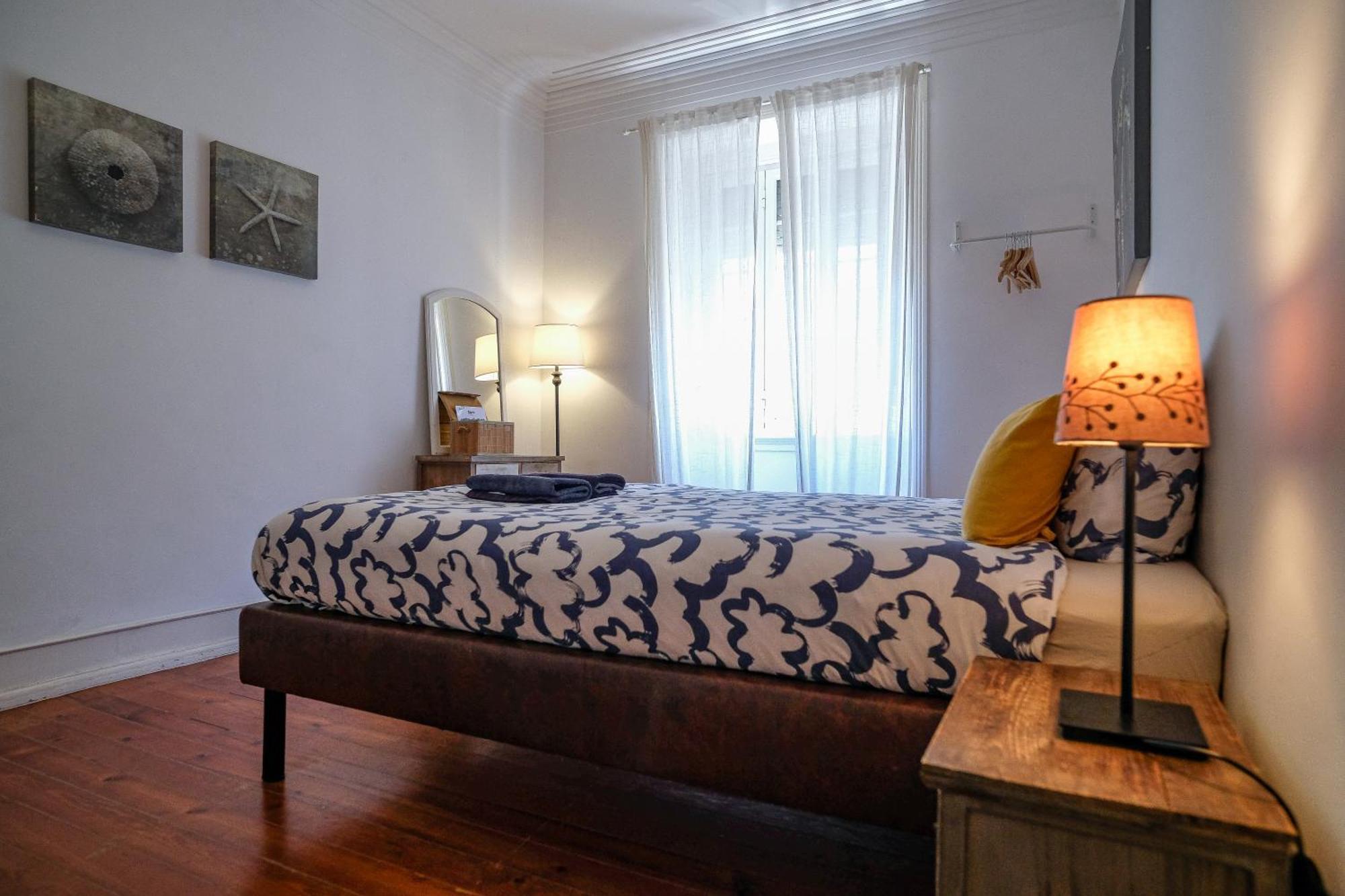 Quarto Duplo Grande com Casa de Banho Partilhada
