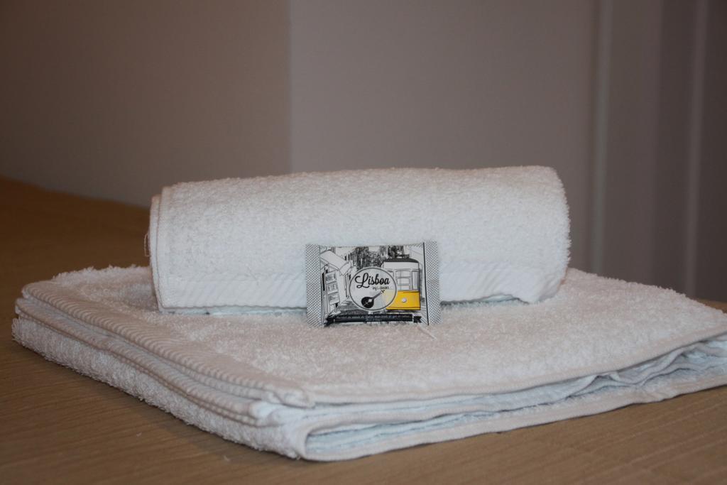 Quarto com 2 Camas de Solteiro e Banheiro Compartilhado