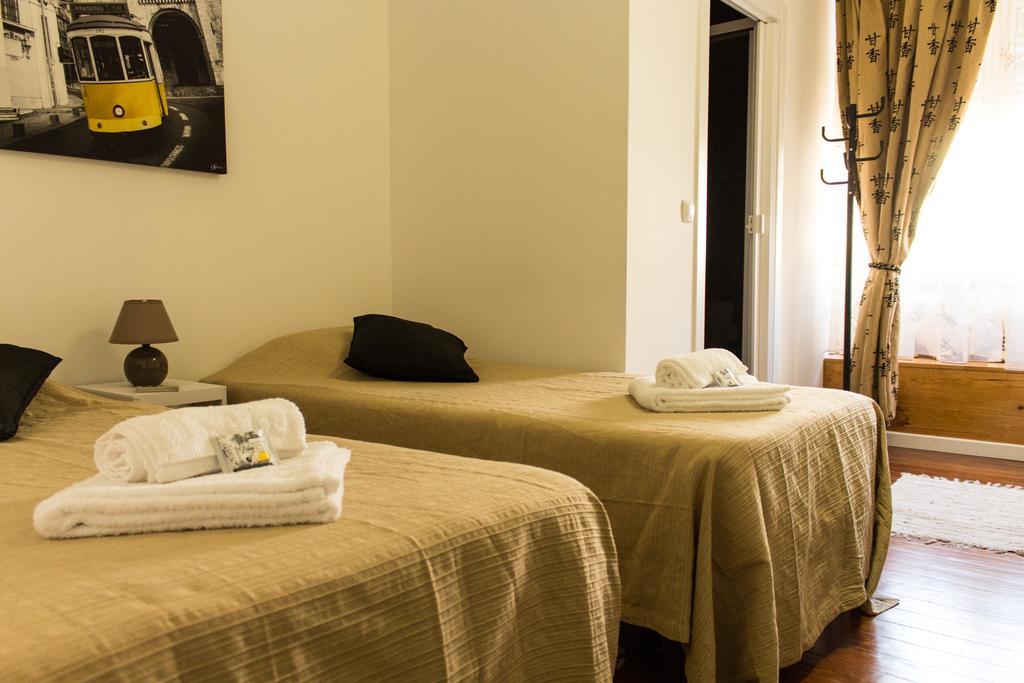 Quarto com 2 Camas de Solteiro e Banheiro Privativo
