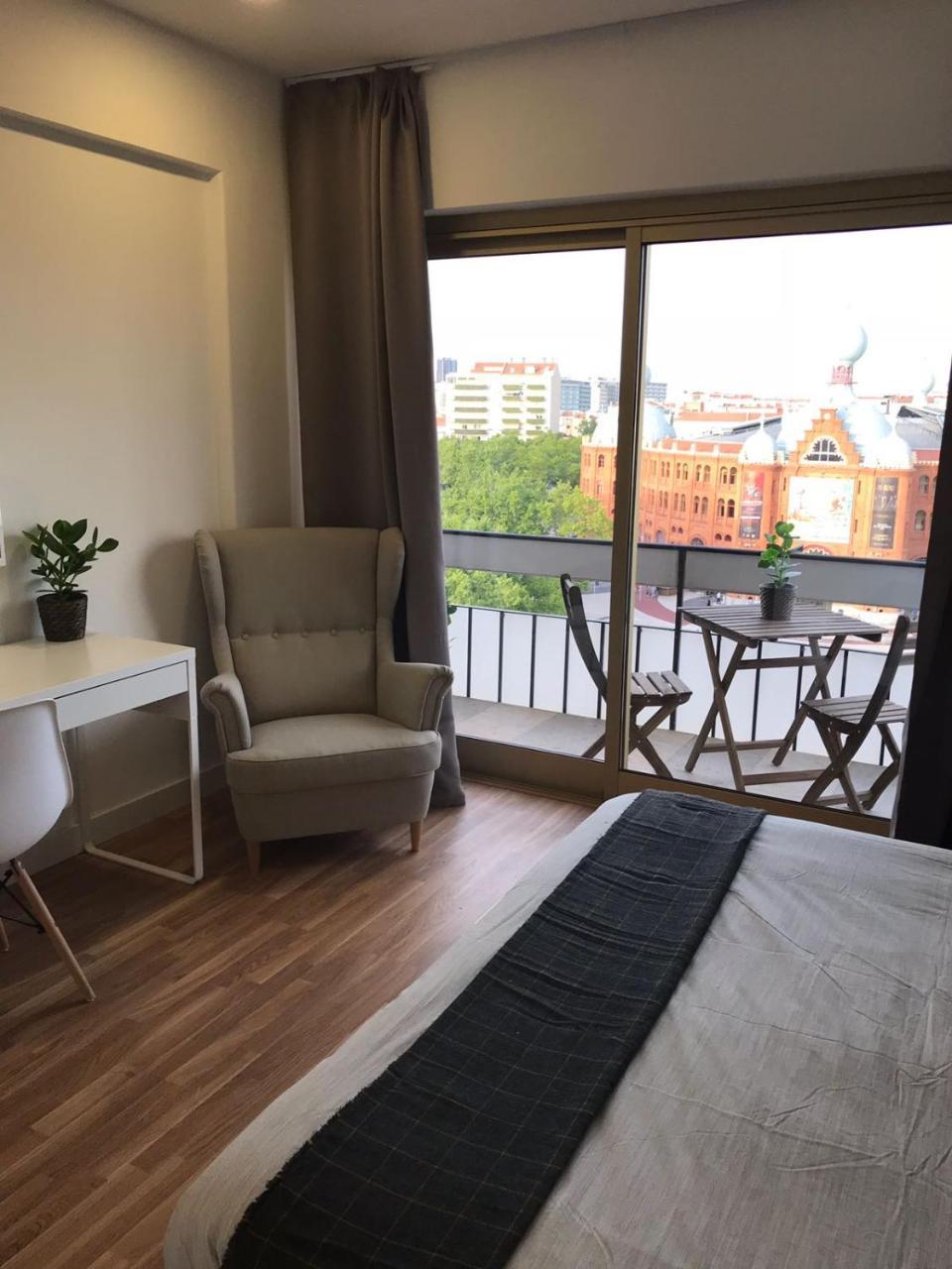 Estudio con balcón