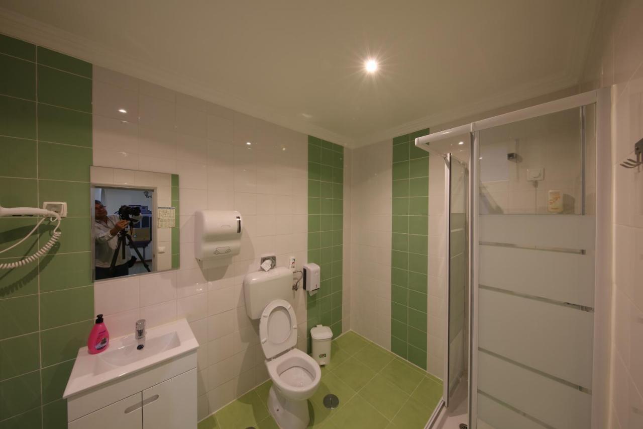 Quarto Duplo com Casa de Banho Partilhada